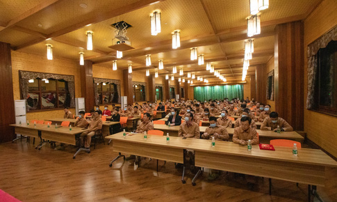 组织”七一“上党课运动